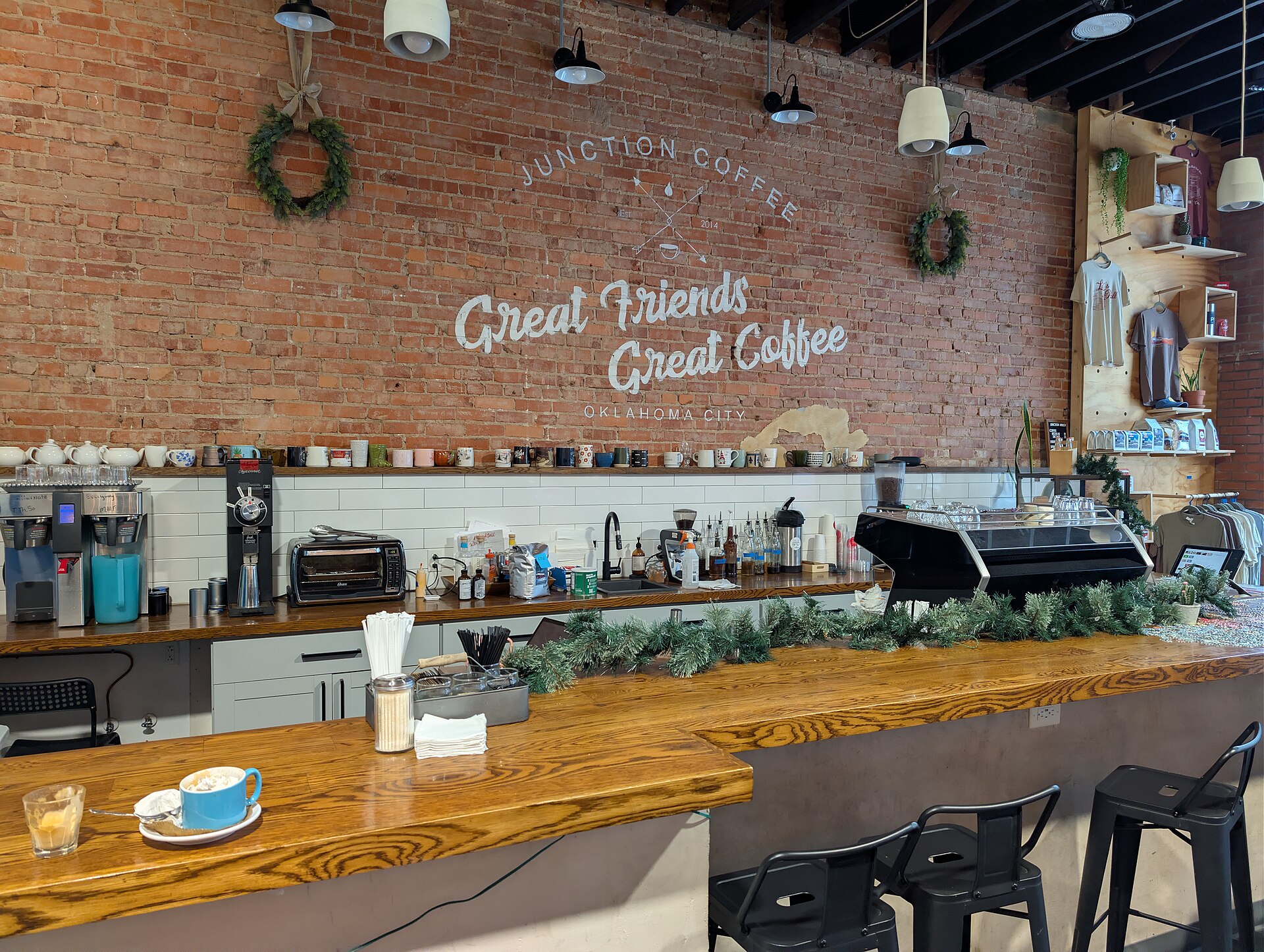 Barra de madera cálida en una cafetería con máquina de espresso y guirnalda decorativa