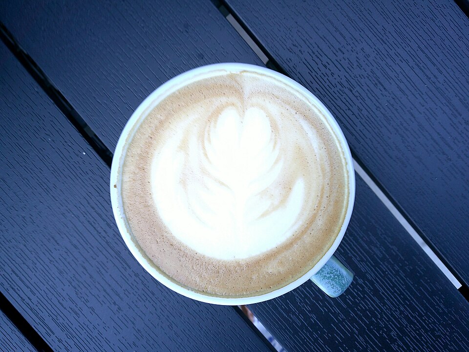 Capuchino visto desde arriba con arte latte en forma de hoja