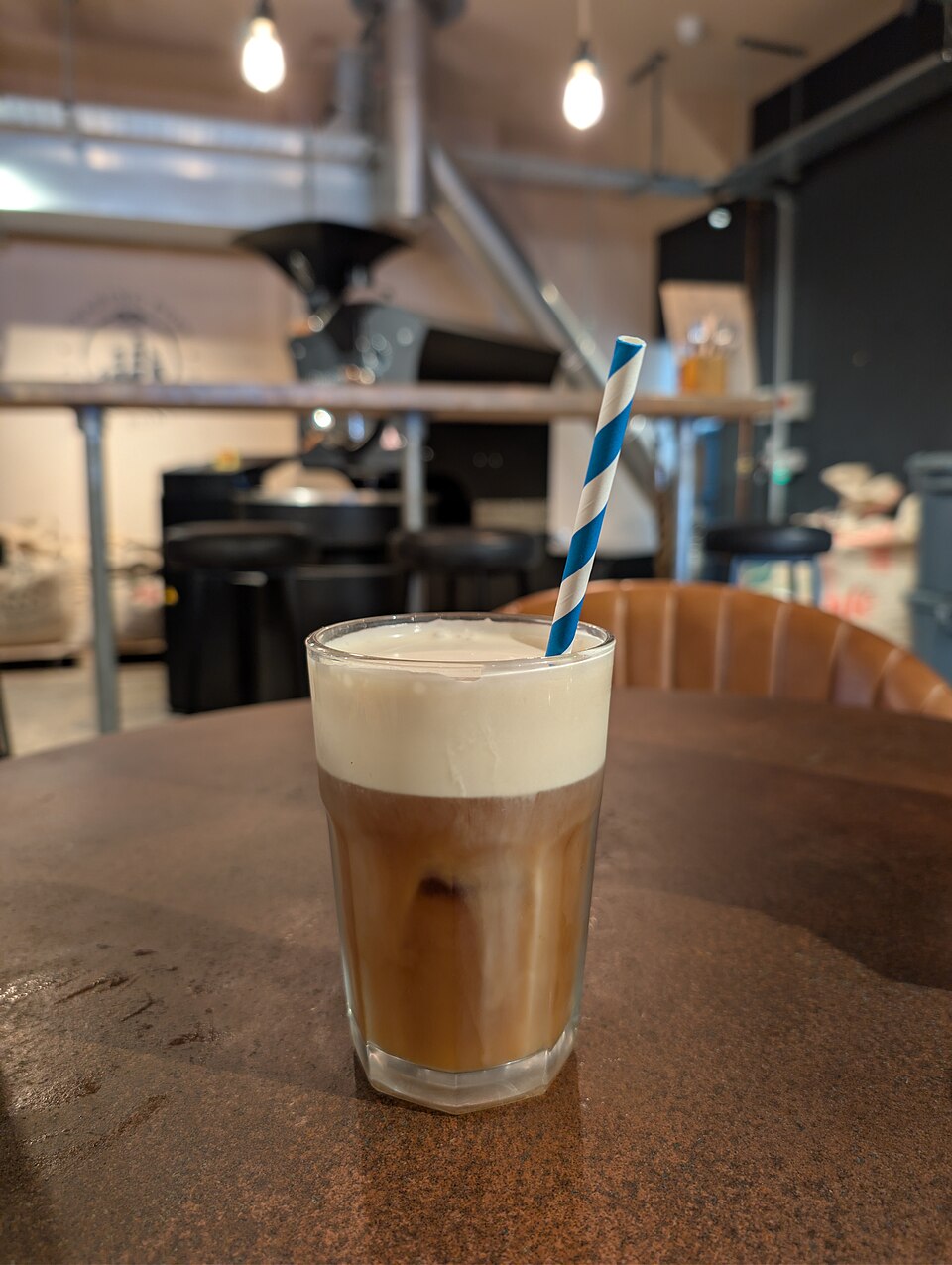 Cold brew en capas con crema en vaso alto transparente y popote