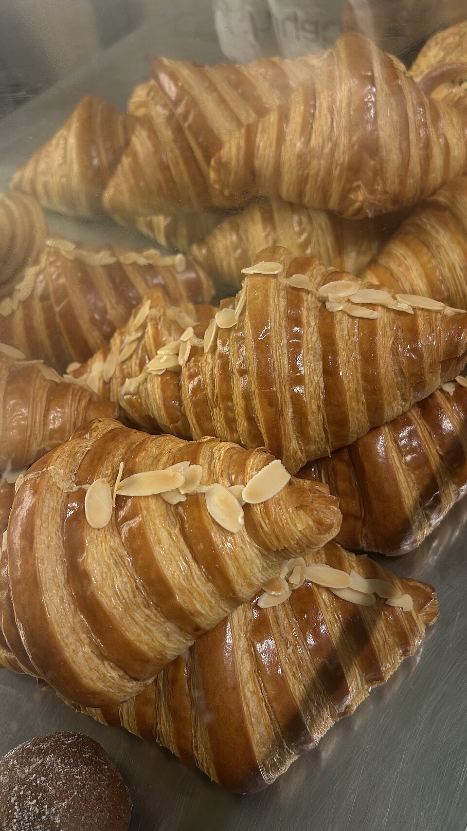 Croissant de almendra con hojuelas de almendra tostada encima